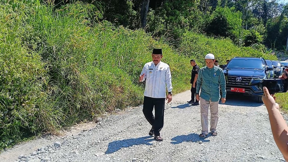 PJ Bupati Asraf Bersama Dinas PUPR Tinjau Langsung Kondisi Jalan Koto Petai 