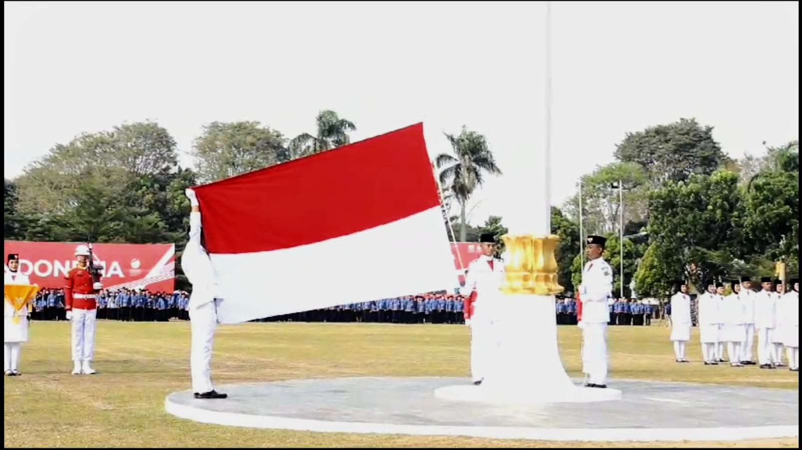 Pengibaran Merah Putih di Lapangan Kantor Gubernur Jambi Sukses, Gubernur Al Haris Ajak Kobarkan Semangat