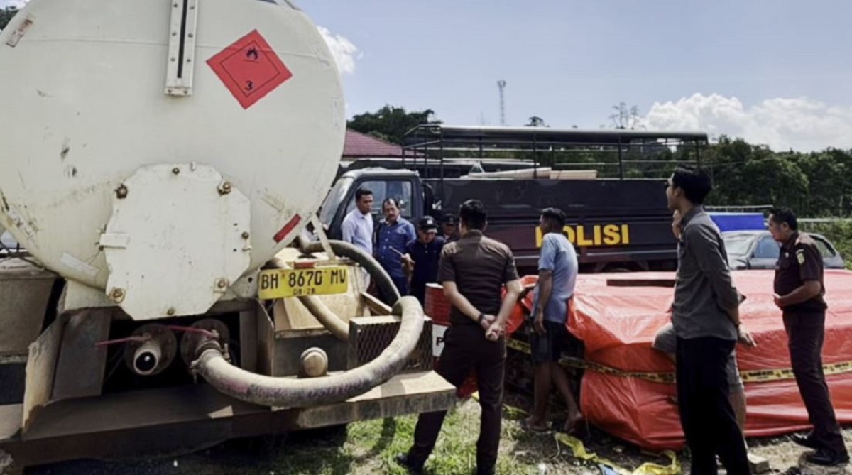 Kejari Sungai Penuh Serahkan Barang Bukti Ribuan Liter BBM Ilegal Untuk Dimusnahkan 