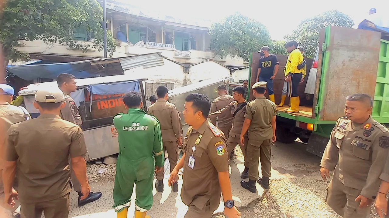 Penertipan PKL Di Sarolangun, Belasan Gerobak Pedagang Di Angkut Petugas