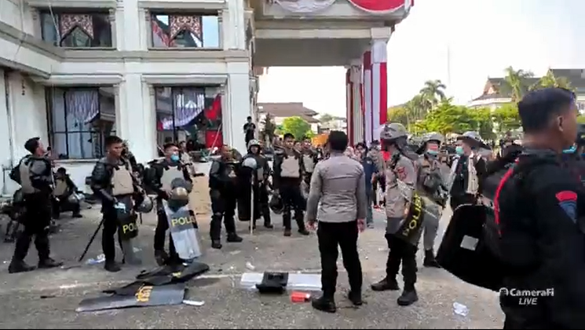 Polisi Terluka saat Demo Ricuh di Jambi