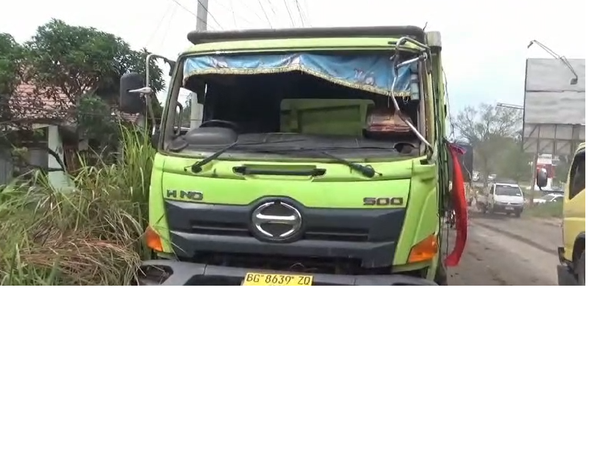 Truk Tronton Diduga Over Kapasitas Tabrak Toko Manisan, Sopir Melarikan Diri