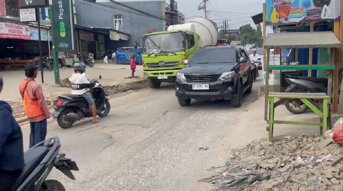 Jalan 16 Kelurahan Rawasari Rusak Ganggu Pengendara dan Sebabkan Kemacetan 