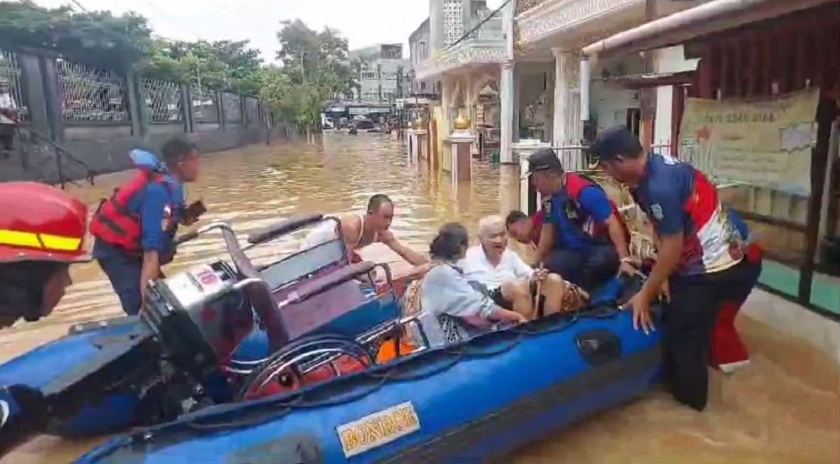 Sejumlah Warga di Kota Jambi Terjebak Banjir, Petugas Damkartan Lakukan Evakuasi