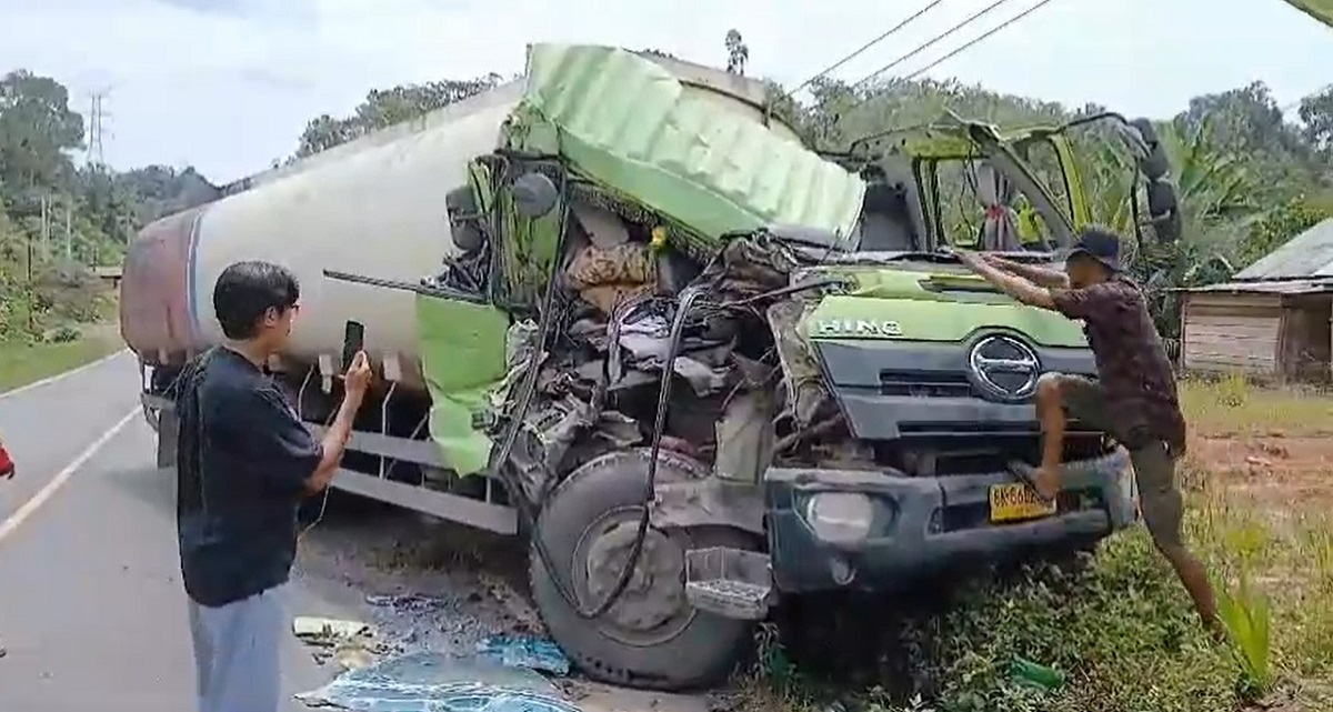 Dua Truk Tronton Bermuatan CPO Tabrakan di Jambi-Sumbar, Sopir Terjepit