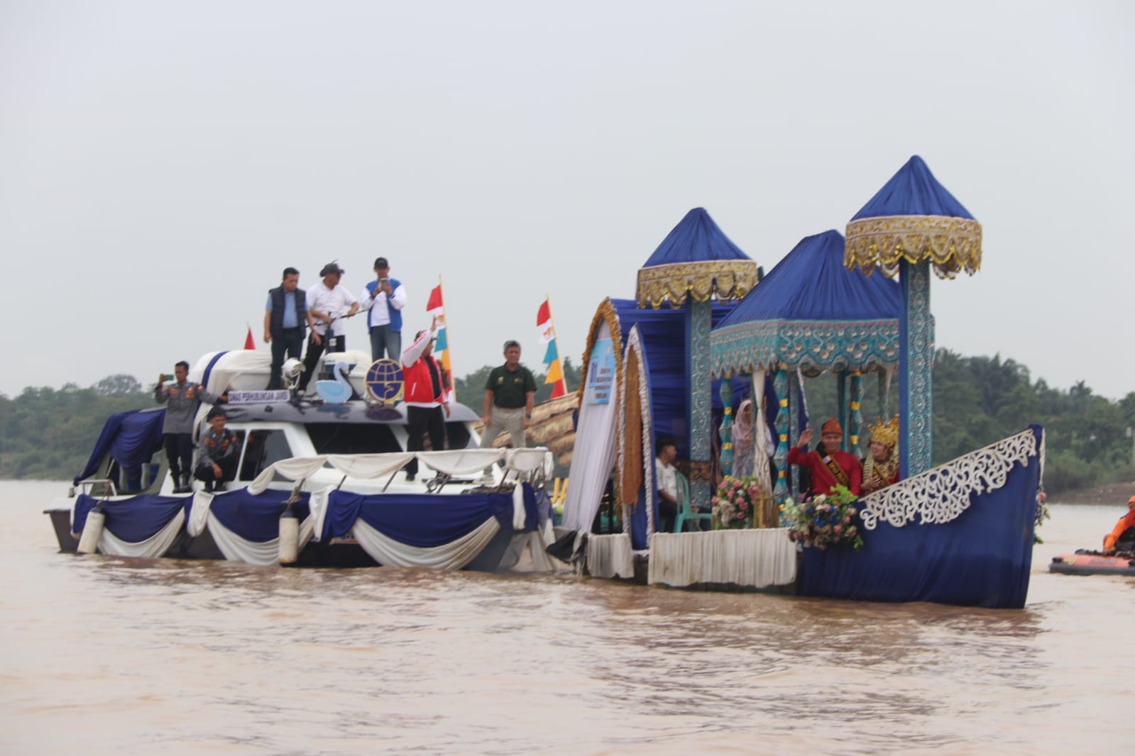 Gubernur Al Haris Lepas Parade Kapal Hias di Sungai Batanghari, Kemeriahan Festival Batanghari 2024