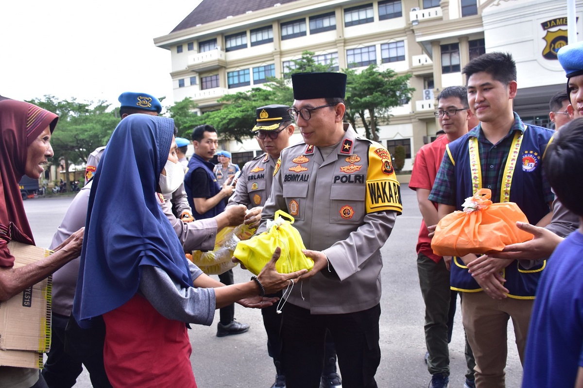 Polda Jambi Berbagi Berkah Ramadhan: Ratusan Paket Takjil serta Sembako Diserahkan ke Pengendara dan warga