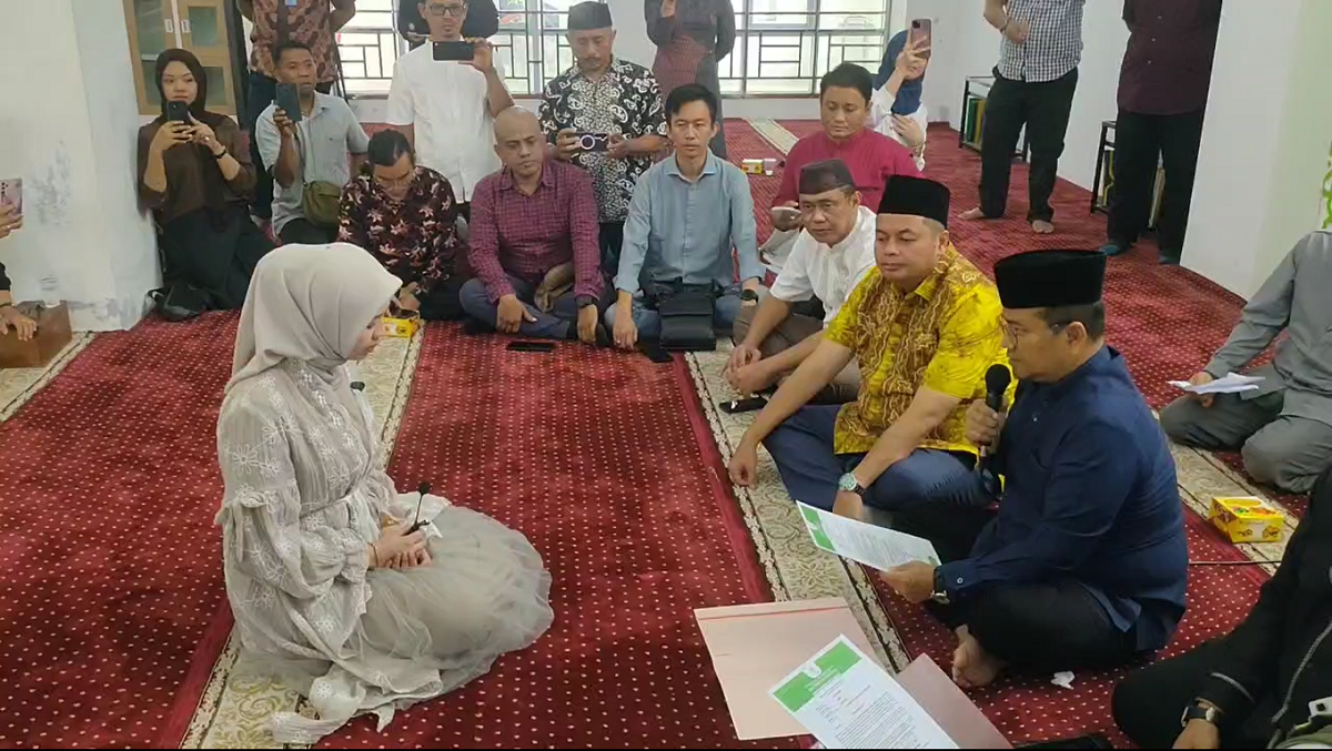  Walikota Jambi Bimbing Yesi Membaca Dua Kalimat Syahadat, Disaksikan Ketua DPRD