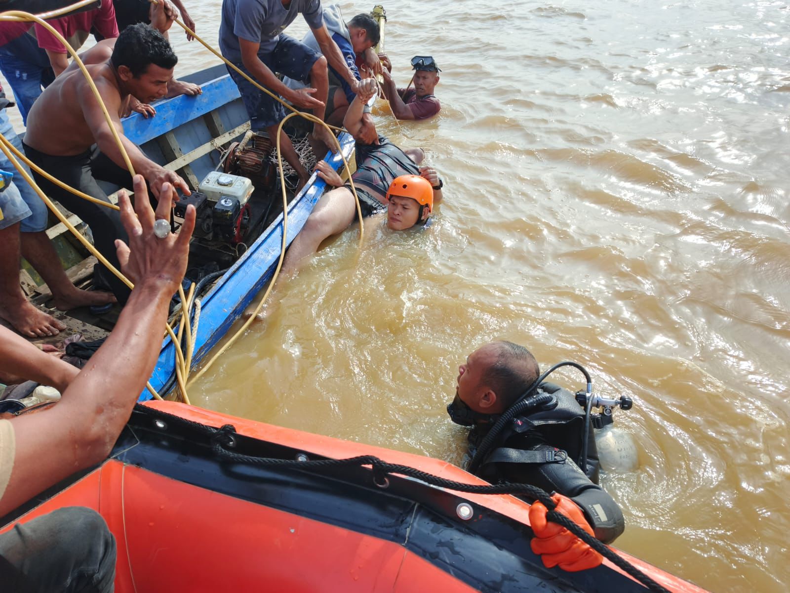 Perahu Karam Saat Menyebrangi Sungai Batanghari, 2 Remaja Tenggelam