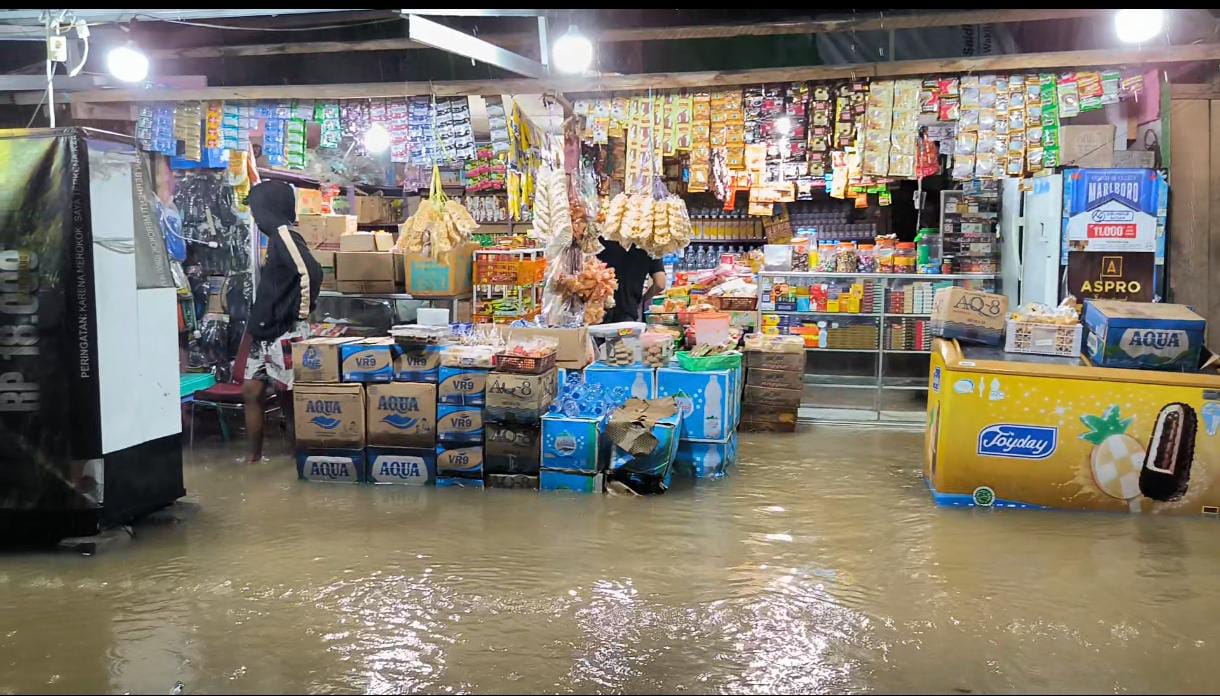 Warung Terendam Banjir, Sejumlah Pedagang di Kota Jambi Merugi