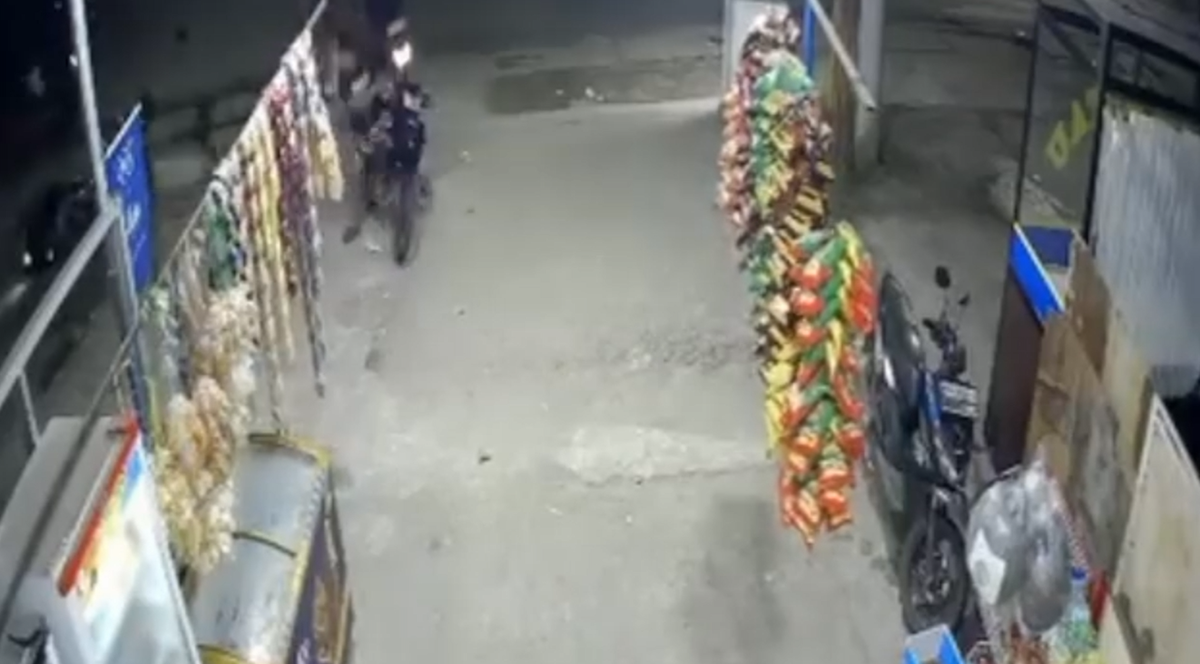 Aksi diduga Pelaku Geng Motor Remaja dikejar Hingga Masuk Warung 