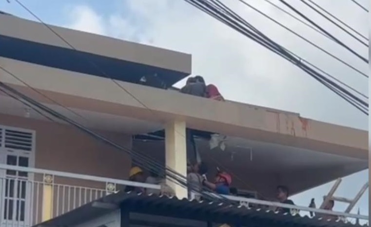 Perbaiki Atap Ruko, Warga Muara Bulian Tersengat Listrik