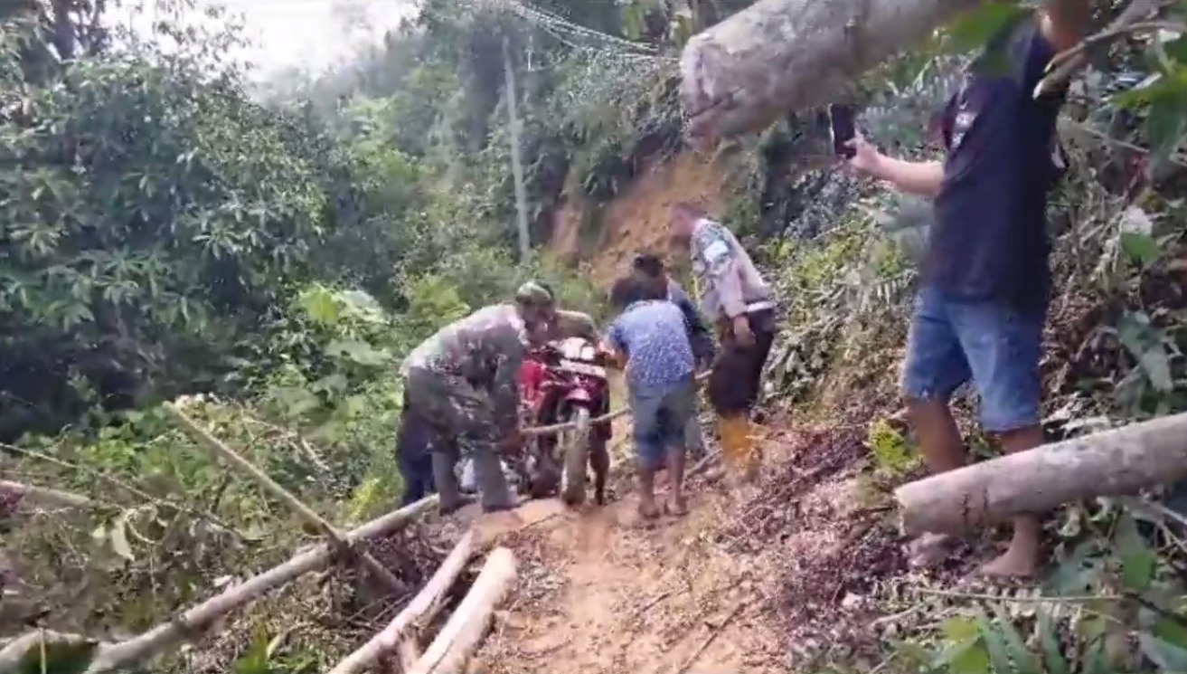 Pasca Musibah Tanah Longsor, Akses Jalan Menuju Ke Desa Eks Batin Pengabang Belum Terbuka