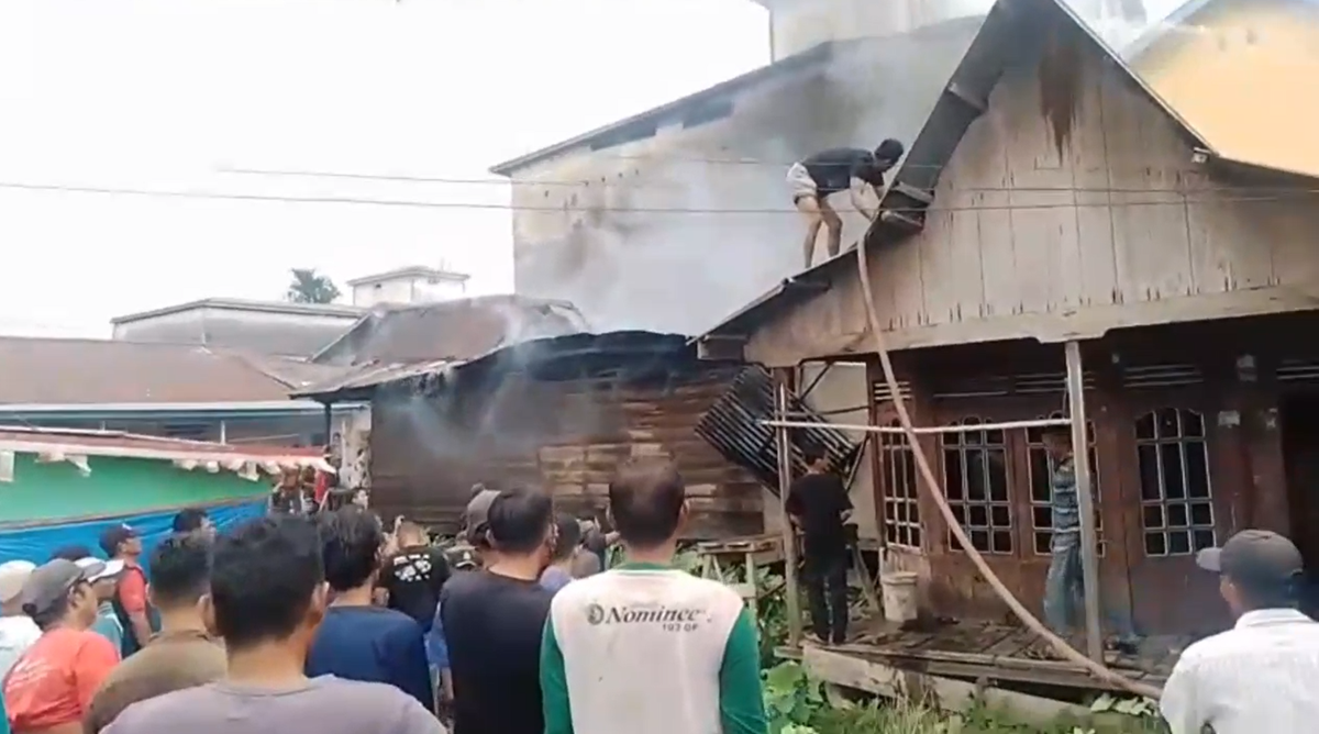CEGAH API MEMBESAR, DUA HUNIAN DIROBOHKAN SAAT RUMAH ARBANI TERBAKAR