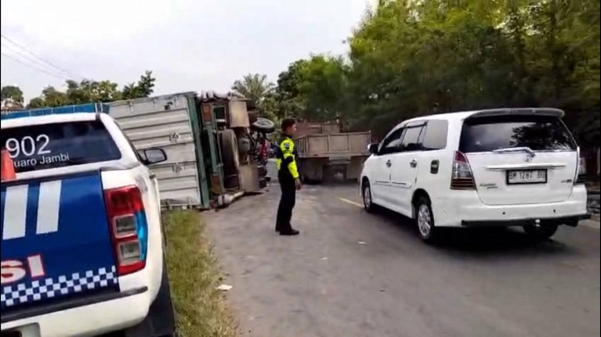 Kecelakaan lalulintas 3 unit mobil alami kecelakaan di lintas timur jambi - merlung