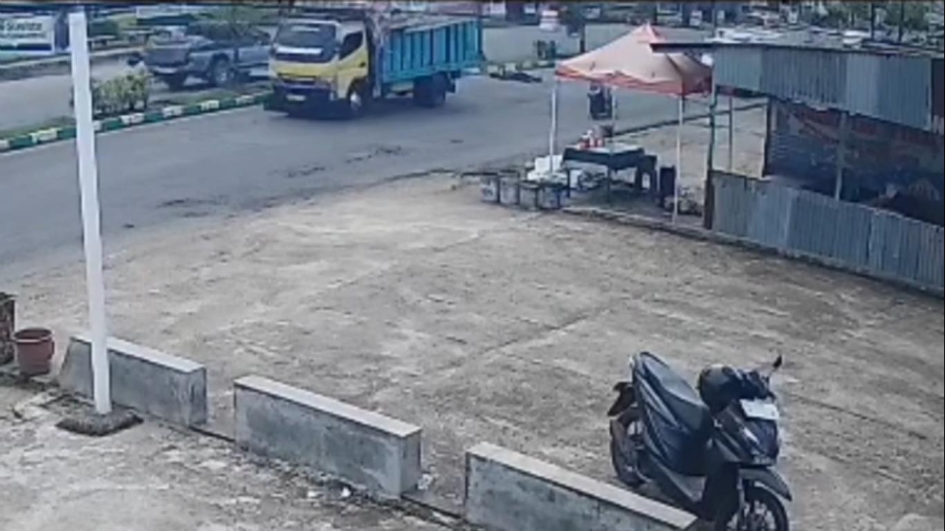 Pejalan Kaki Tewas Tertabrak Truk, Diduga Sengaja Menabrakkan Diri