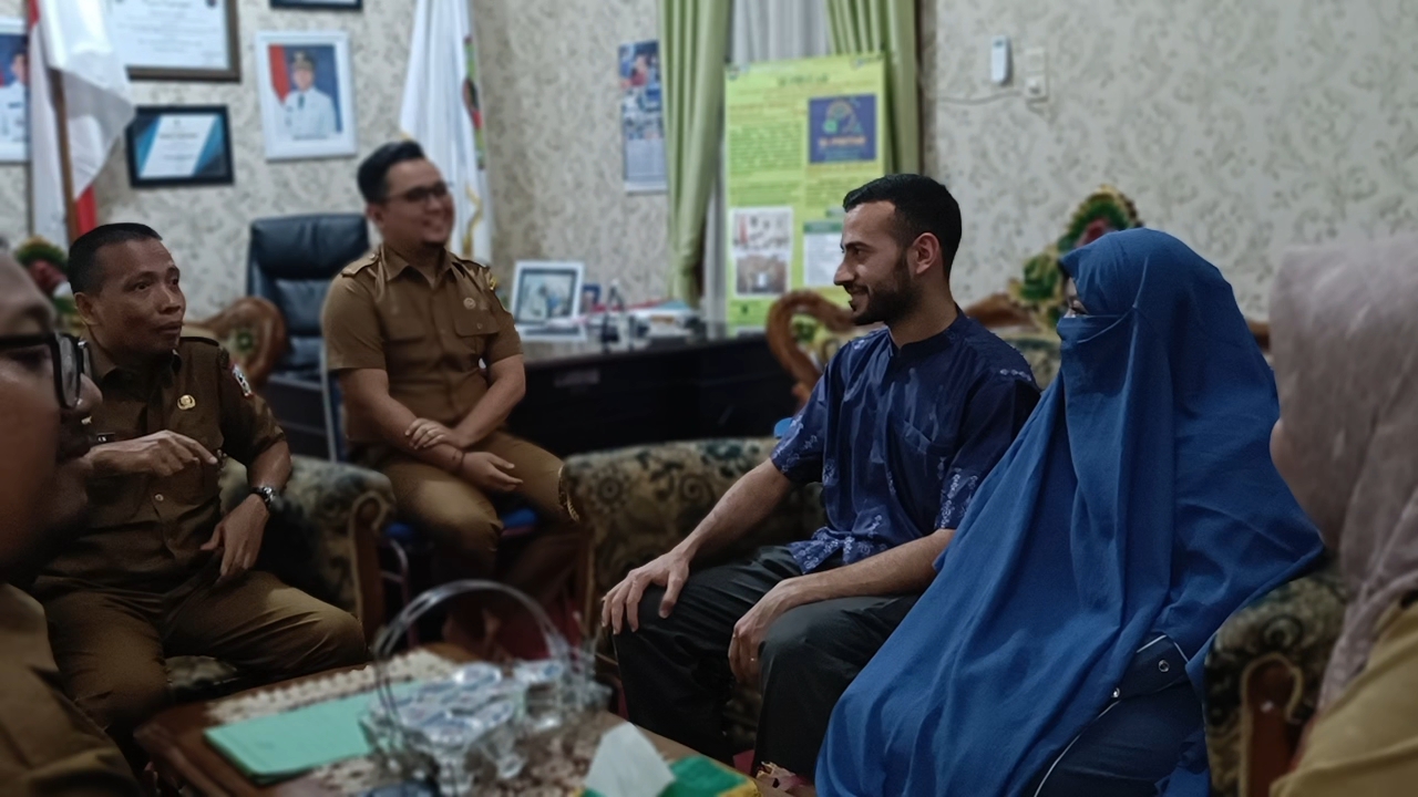 Menikah Dan Punya Anak Dengan Warga Sarolangun, Warga Palestina Datangi Kantor Disdukcapil