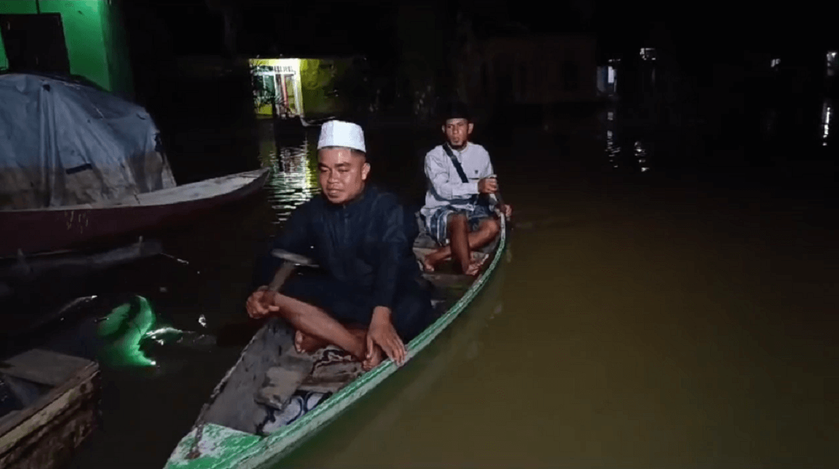 Walau Dikepung Banjir, Warga Muaro Jambi Tetap Antusias Sholat Tarawih Menggunakan Perahu