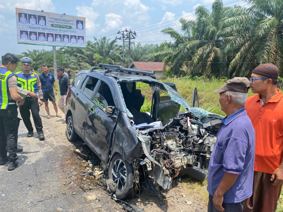 Truk Box dan Sigra Adu Kambing di Jalur Lintas Sumatera Sarolangun, 9 Orang Terluka