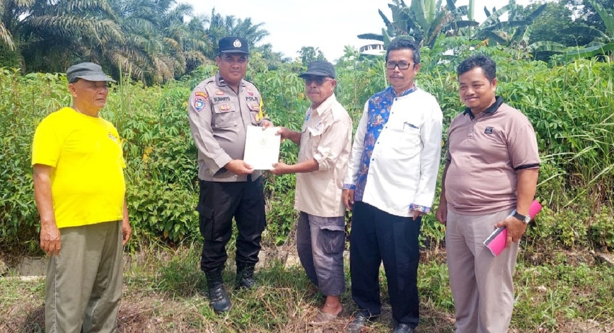 Ini Sosok Aipda Sunaryo Yang Rela Hibahkan Tanah Pribadinya Untuk Kantor Desa Pemekaran Baru