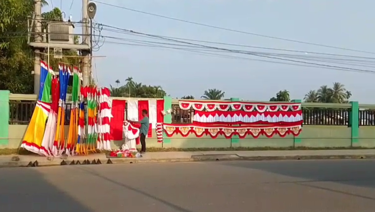 Jelang Bulan Agustus, Pedagang Bendera dan Pernak Pernik Hari Kemerdekaan Mulai Menjamur di Kabupaten Tebo