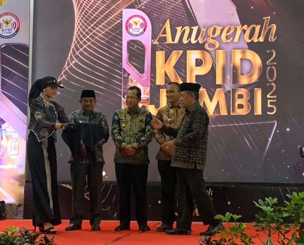 3 Bupati Terima  Anugrah KPID Jambi 2025 Sebagai Kepala Daerah Peduli Penyiaran