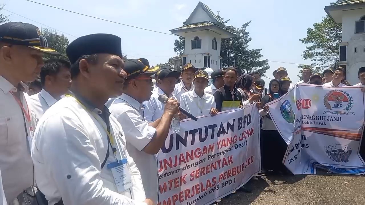 Puluhan Anggota BPD Sarolangun Unjuk Rasa Tuntut Kenaikan Gaji