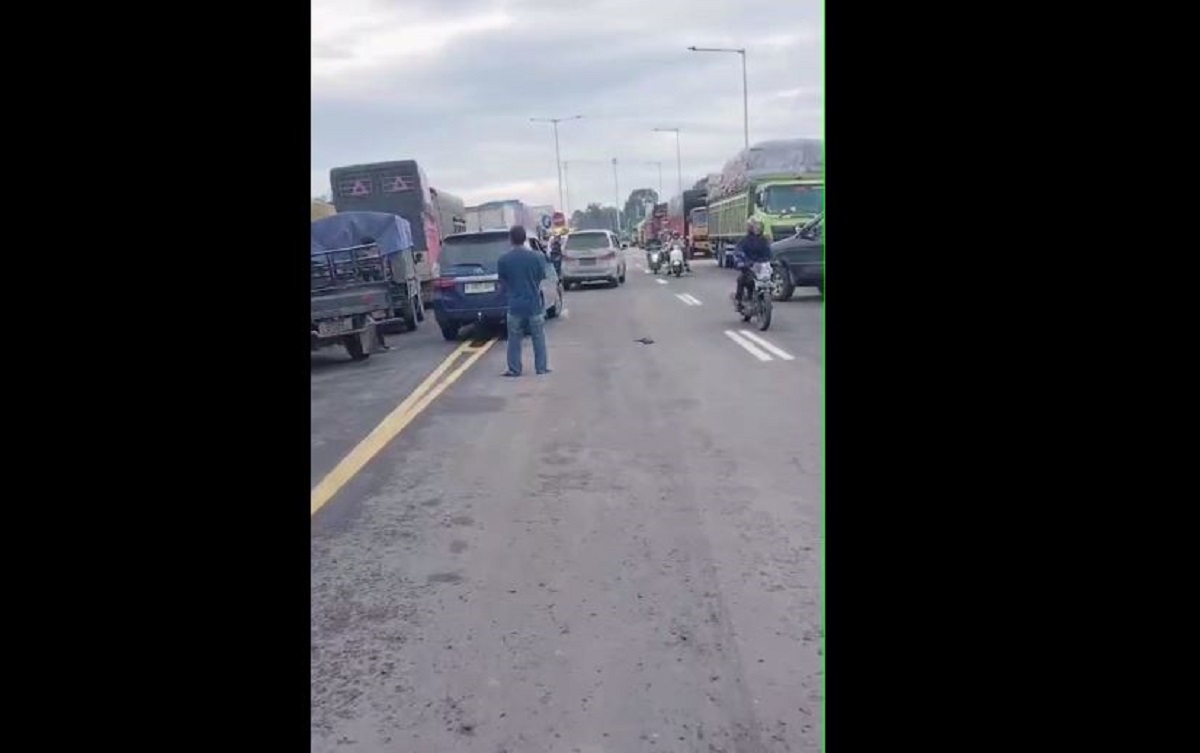Macet Panjang, BPJN Hentikan Sementara Perbaikan Jalan Jambi - Palembang KM 14