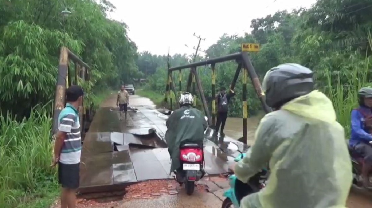 Jembatan Besi Kebun Sembilan Kritis, Lantai Jebol Dan Ancam Keselamatan Warga