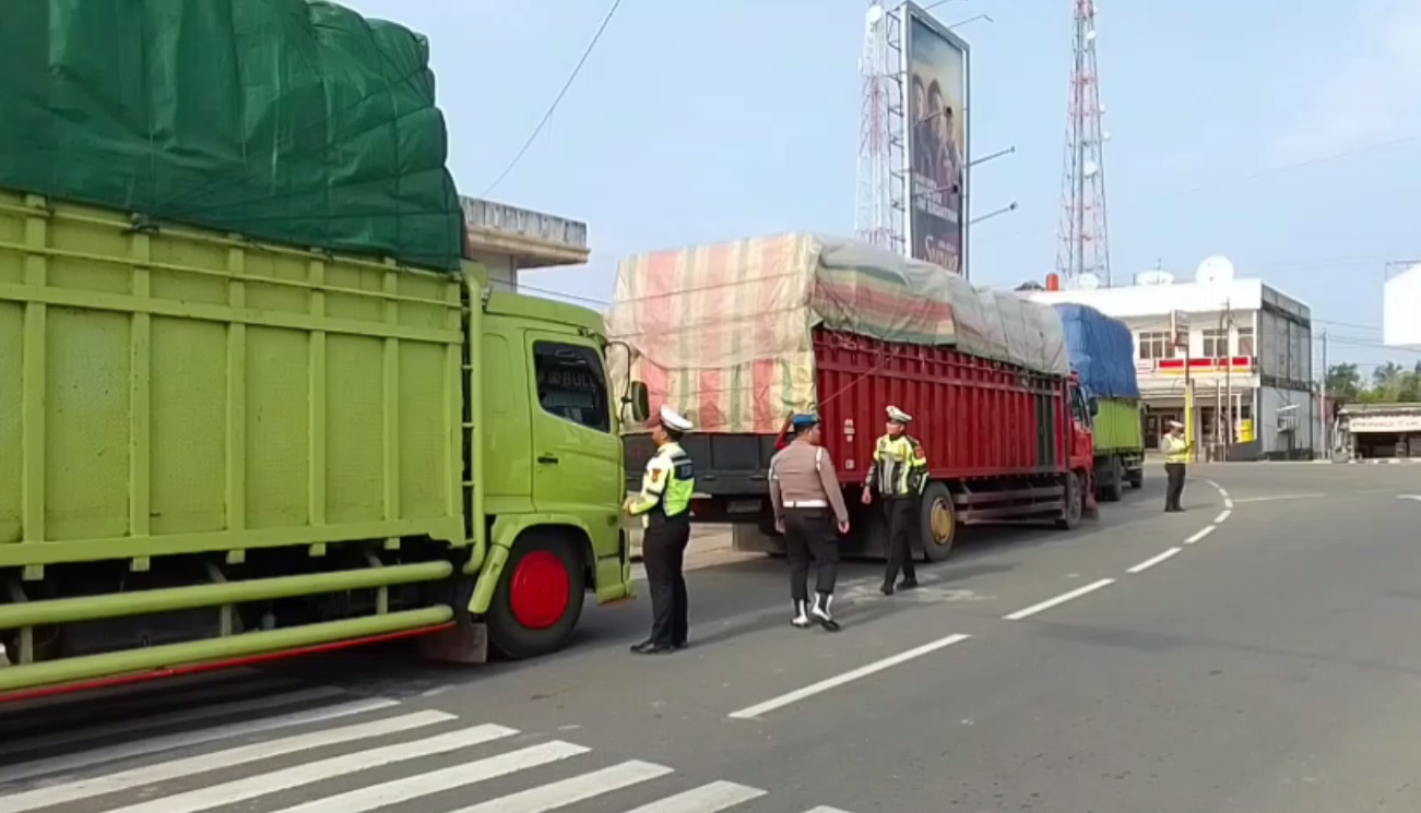 Polisi Tilang 10 Kendaraan, 6 Diantaranya Kendaraan ODOL