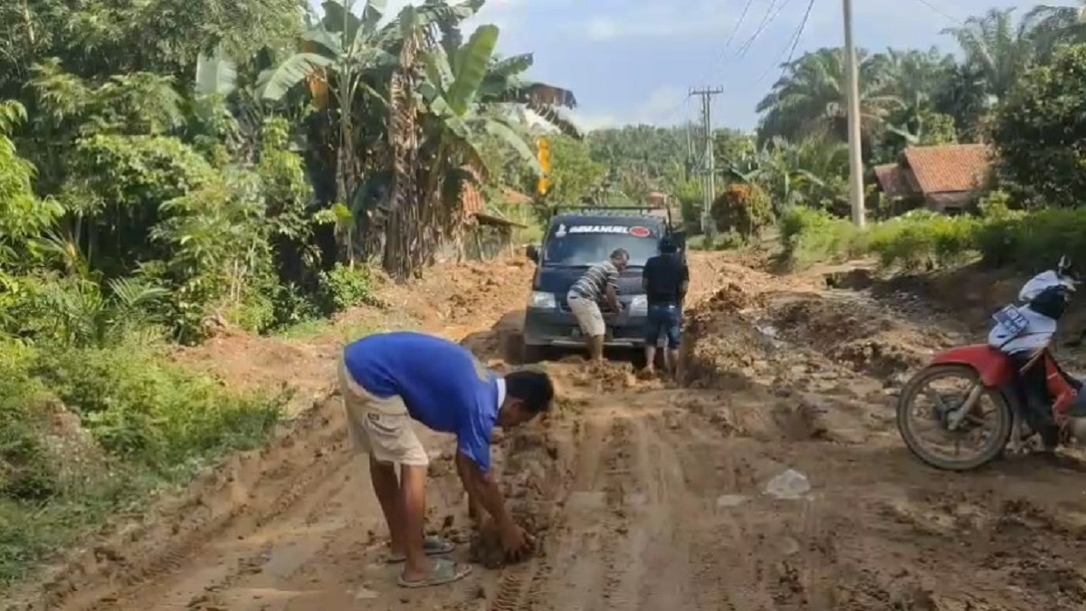 Warga Tak Sanggup Lagi Perbaiki Sendiri Jalan Penghubung Desa yang Rusak, Minta Tolong Pemerintah Turun Tangan