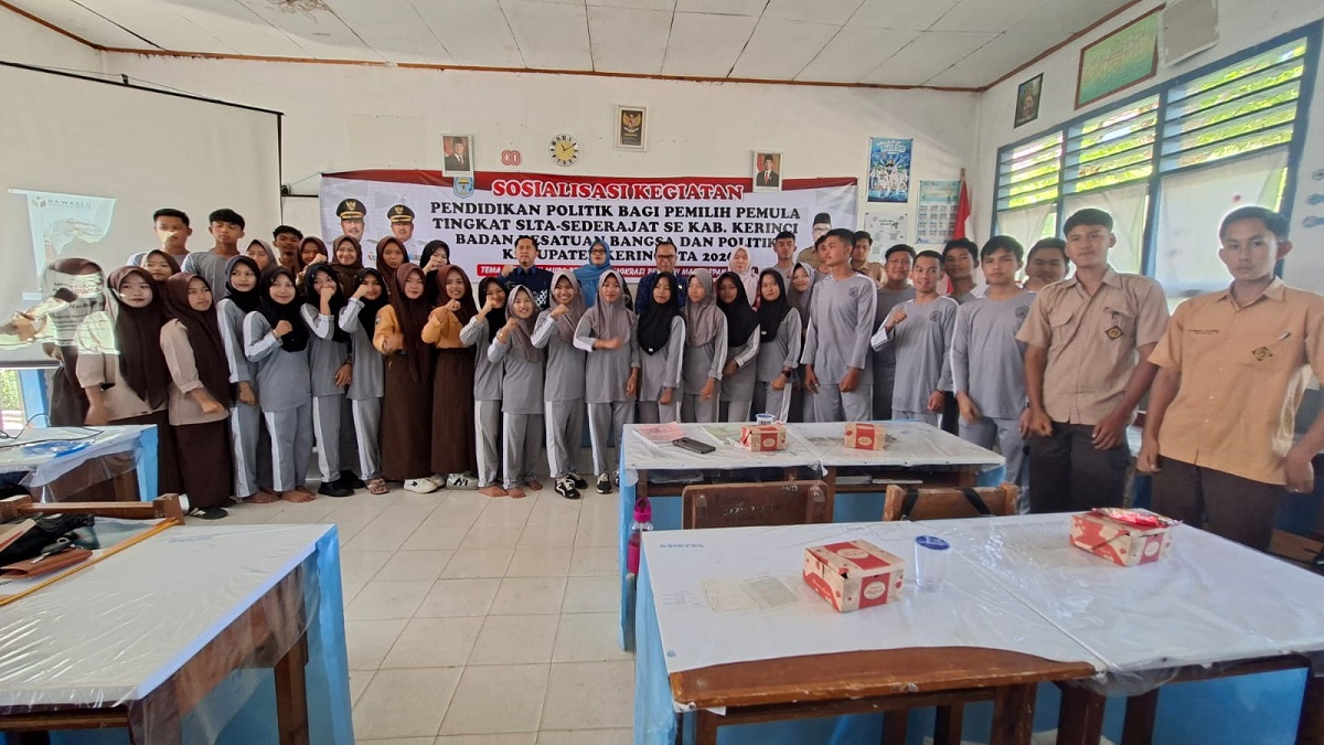 Bawaslu Kerinci berikan Pemahaman Pendidikan Politik Bagi Pemilih Pemula  ?