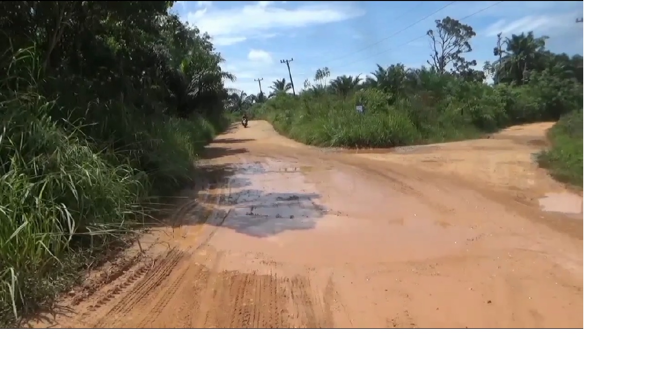 Jalan Poros Rusak Parah di Muaro Jambi: Warga Resah, Keselamatan Terancam