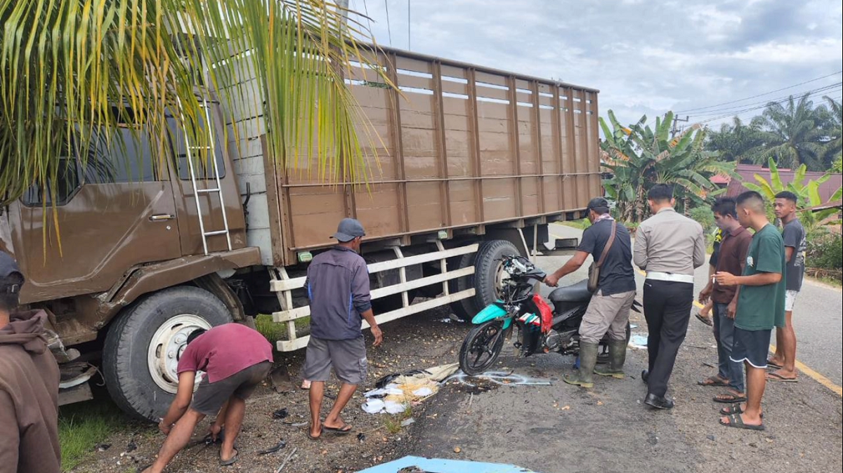 Truk Ekspedisi Tabrak Pemotor di Batang Hari, Penjual Cilok Dilarikan ke RS