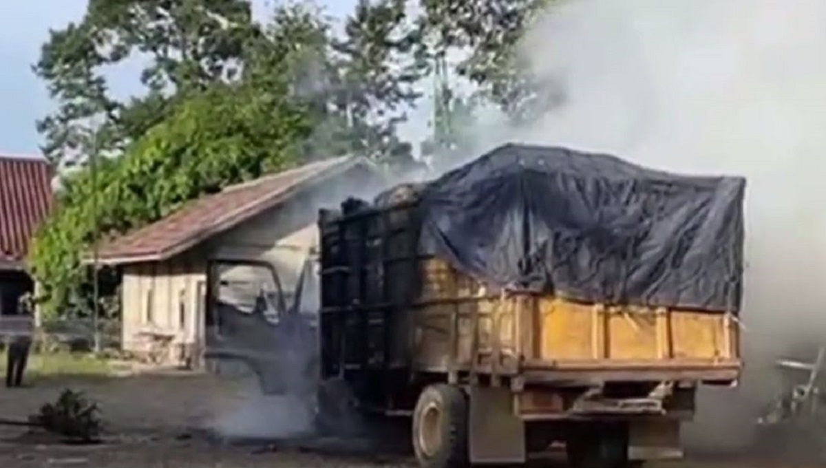 Truk Pengangkut Sawit Di Pijoan Nyaris Ludes Terbakar