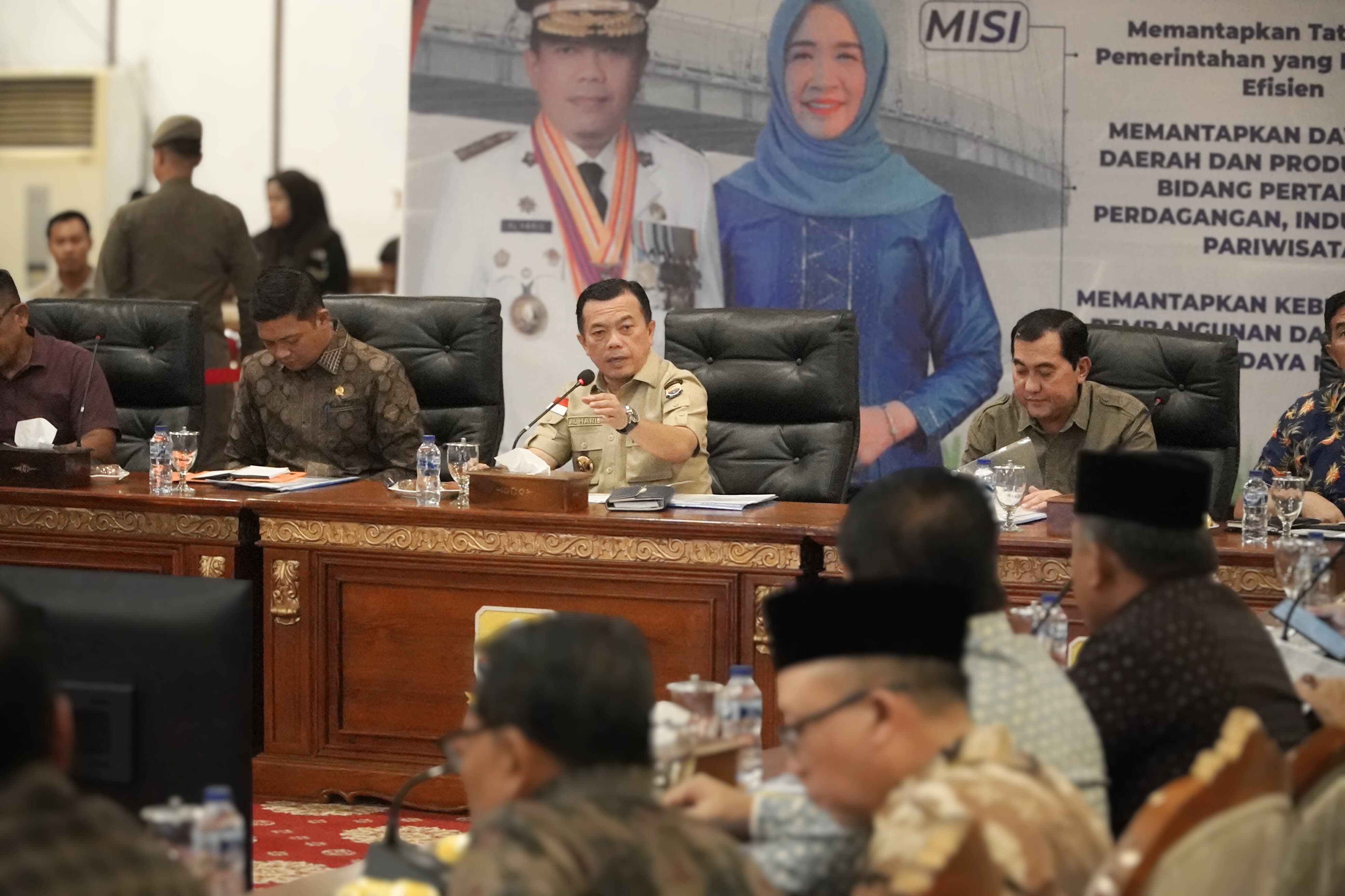 Pimpinan rapat evaluasi pembangunan jalan khusus batubara. Al Haris Minta Semua Pihak Satu Komitmen