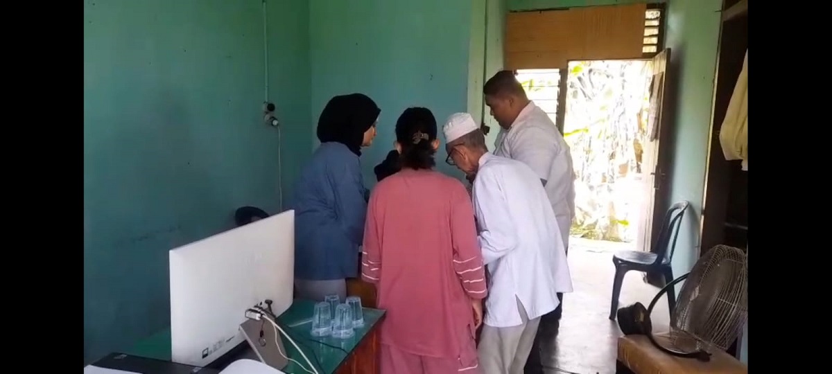 Penyaluran Bantuan Dana untuk Warga Kurang  Mampu di Desa Selat   