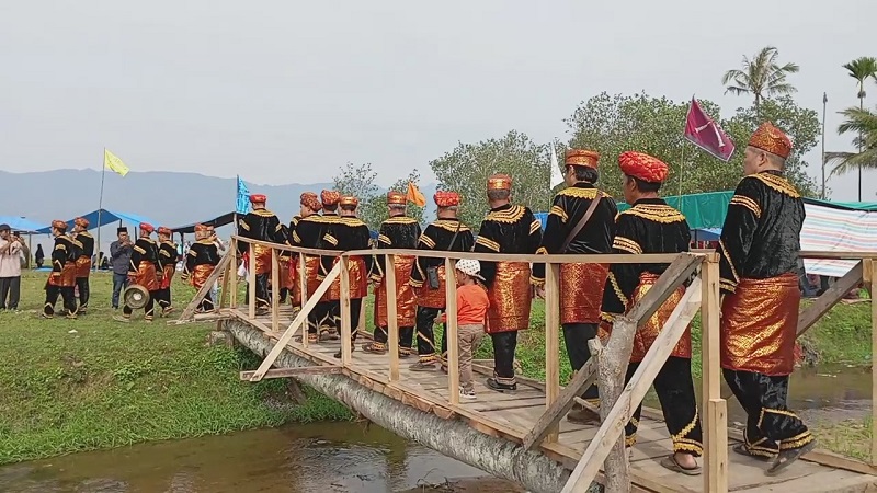 Tradisi Kerinci Kenduri Sudah Tuai, Ninik Mamak Diarak Dari Rumah Gedang ke Pantai Indah Ratu Segindo Kuning