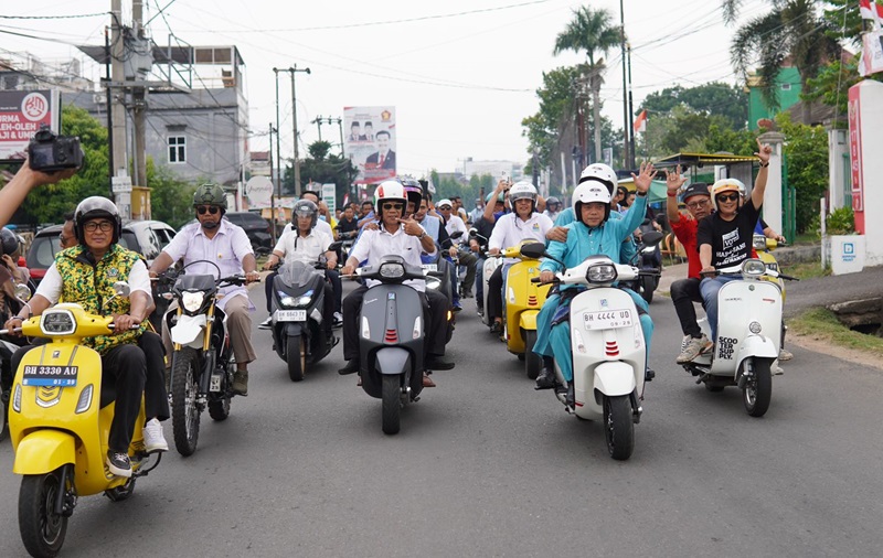 Haris-Sani Naik Vespa Daftar ke KPU Provinsi Jambi, Ribuan Pendukung Teriak Menang-Menang-Menang !!!