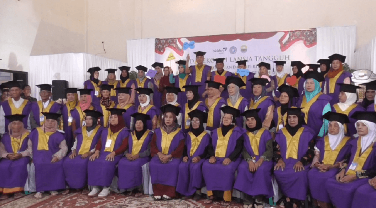 Dihadiri Wagub Sani dan PJ Bupati Bachyuni, 47 Lansia Tangguh Resmi di Wisuda 