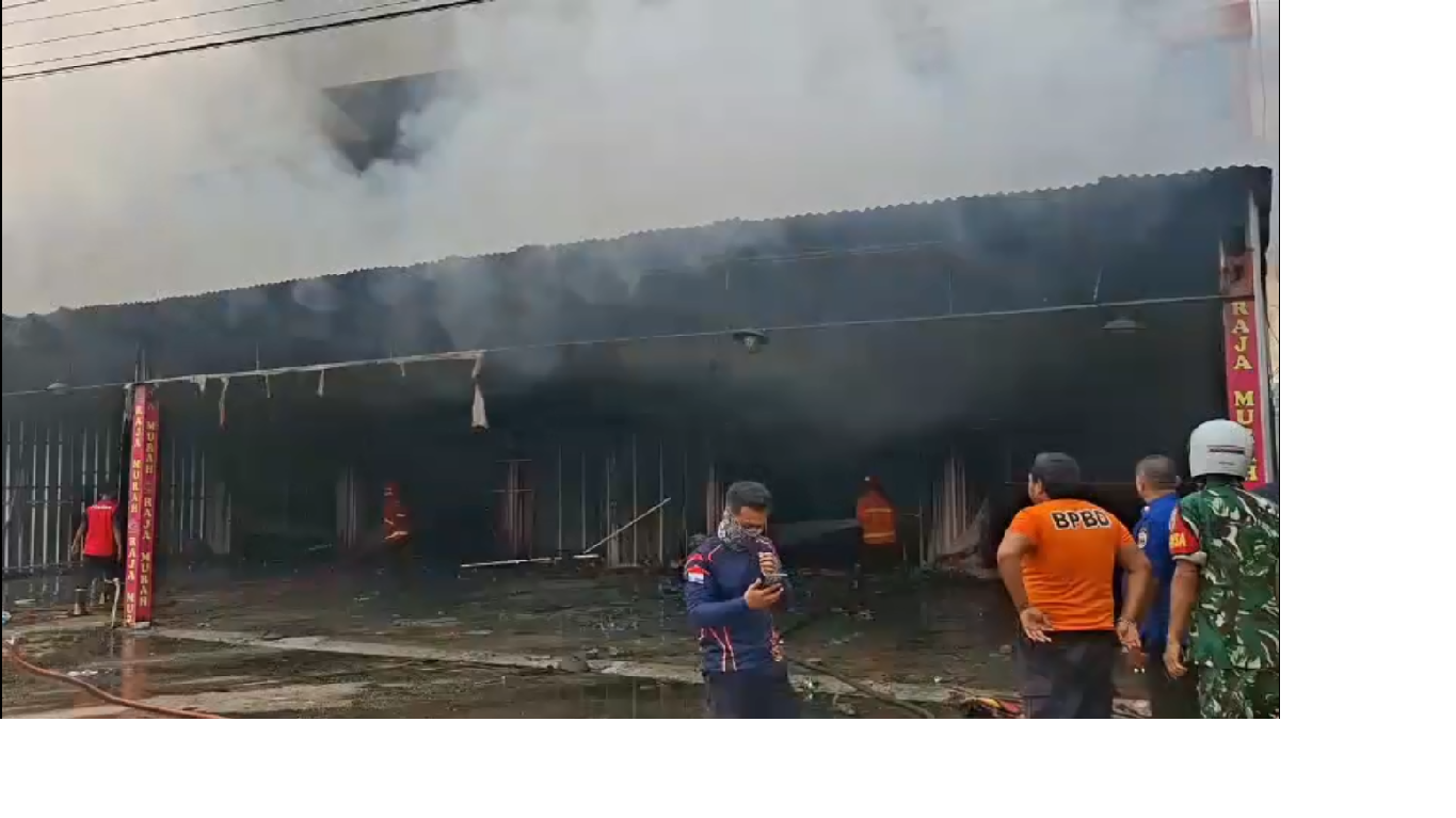 Toko Baju Raja Murah di Sengeti Terbakar Hebat, Warga Panik
