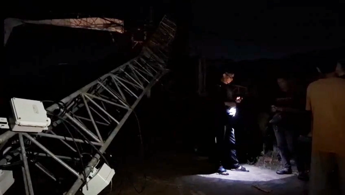 Tower Telkomsel di Kenali Asam Bawah Roboh dan Timpa Tiang Listrik PLN