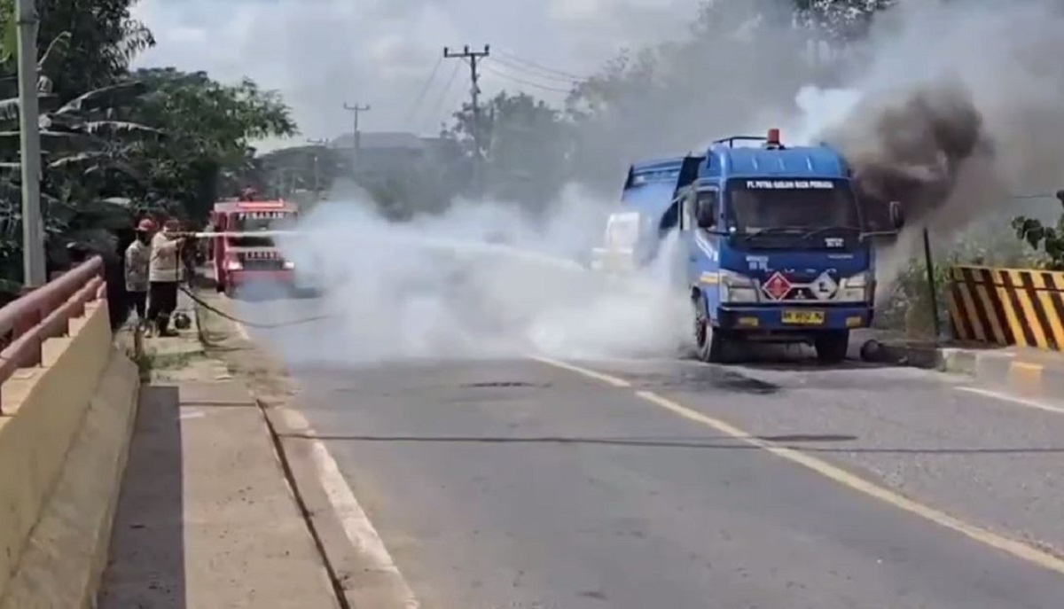 Mobil Tangki BBM Terbakar di Jembatan Batanghari II