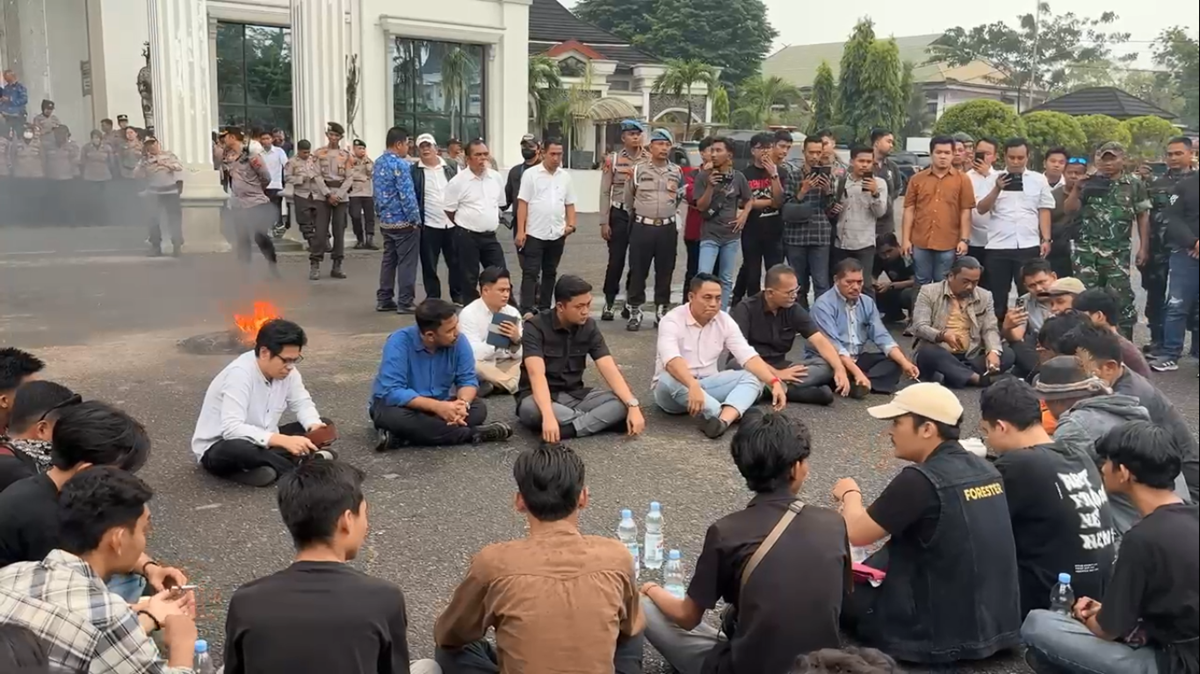 20 Tuntutan Disuarakan di Gedung DPRD, Ketua DPRD Jambi Siap Mundur Jika Ingkar Janji