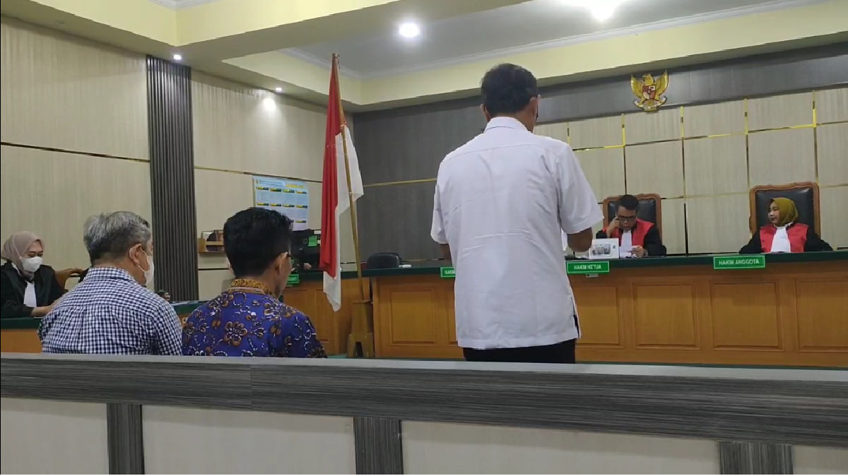 Terdakwa Korupsi Sucolite PDAM Tirta Mayang Menangis Saat Bacakan Pledoi
