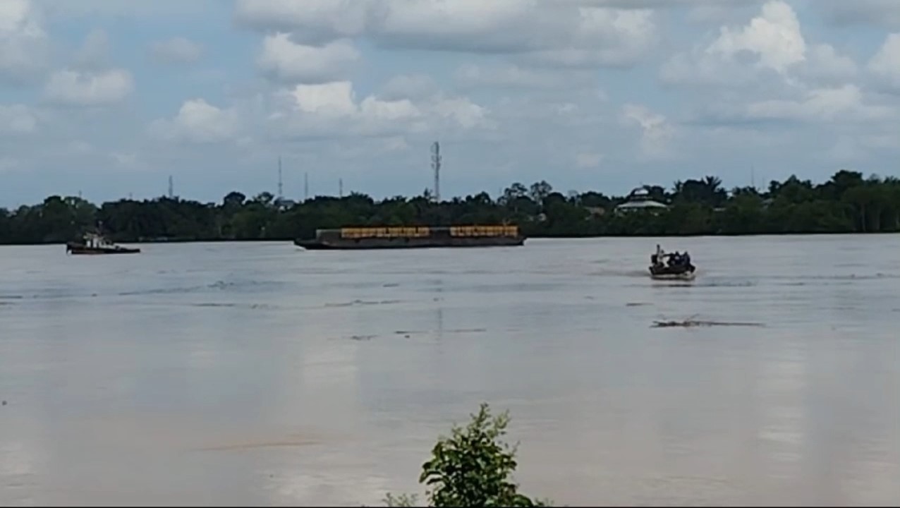 Masih Kesal !!! Warga Paksa Putar Balik Tongkang Batu Bara yang Hendak Melintasi Jembatan Aurduri 1