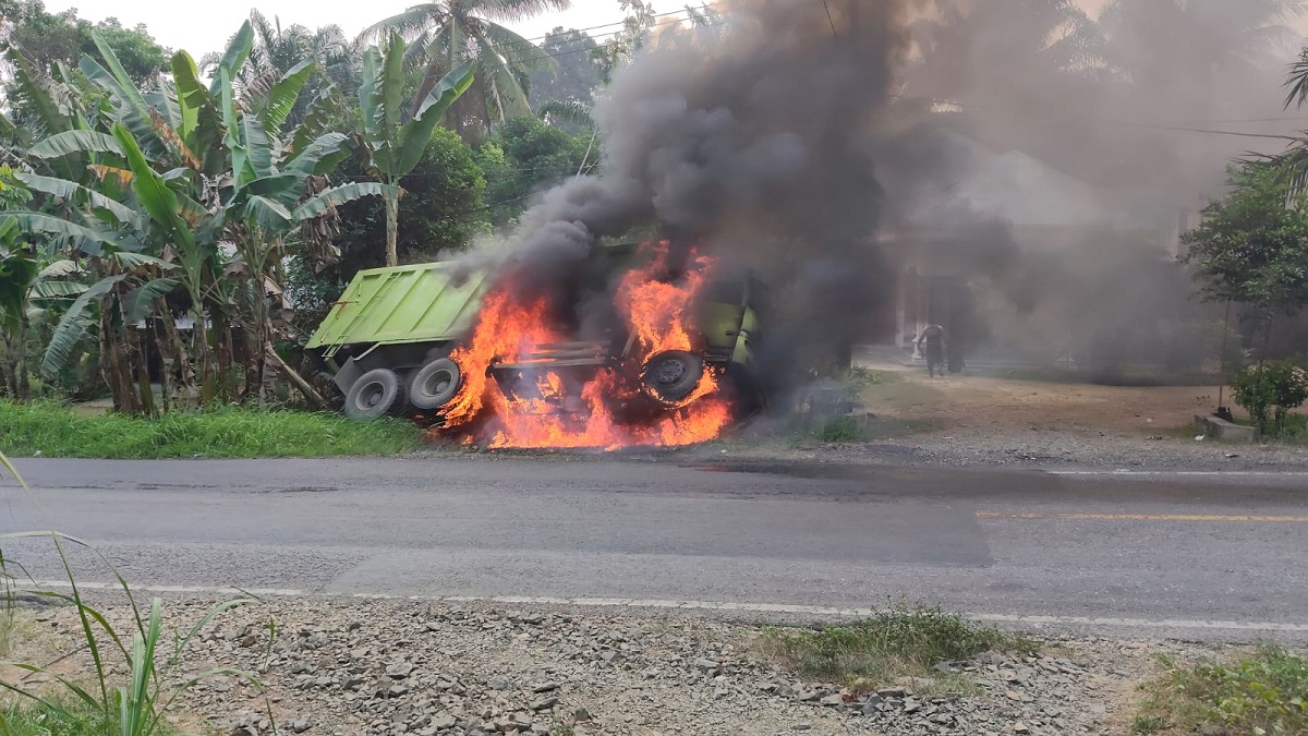Dump Truck Hino Terbakar Hebat di Jalinsum Bungo, Kerugian Rp800 Juta