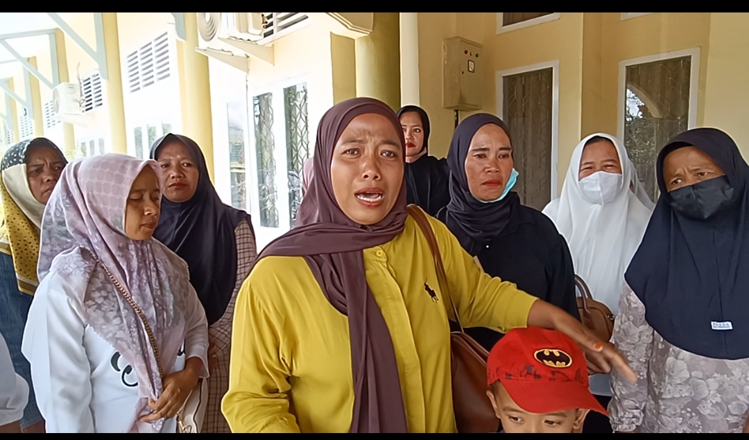 Menangis Haru, Mak Mak Ngadu Ke DPRD Sarolangun Minta Tutup Pabrik Sawit PT.SMM