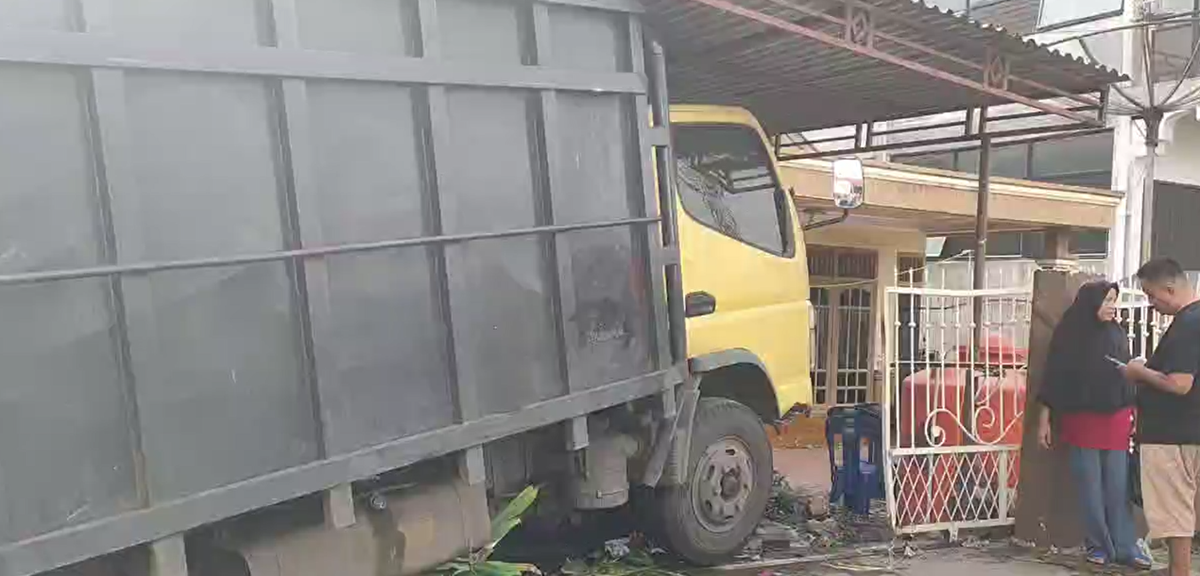 Truk Batubara Tabrak Rumah dan Warung di Kebon Kopi Jambi