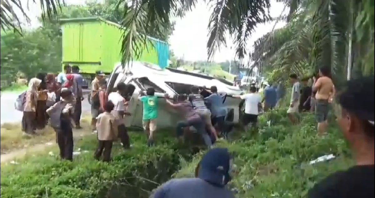 Hindari Truk Sawit, Mobil Toyota Fortuner Alami Laka Tunggal di Jalan Lintas Tebo-Bungo